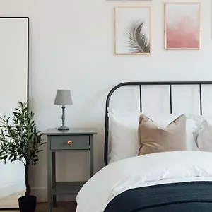stylish-2-bedroom-flat-in-ilford-london.cambridgehotelsuk.com/