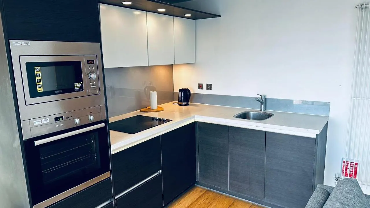 Lovely One Bedroom Apartment In Ilford Town 영국